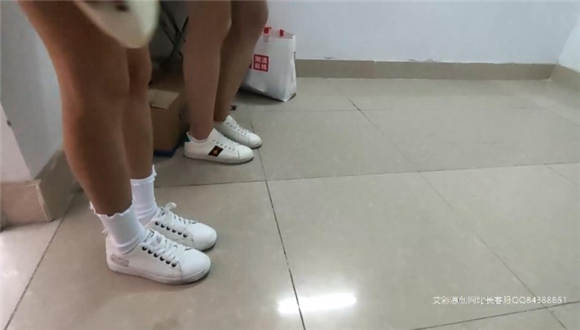 小鱼姐姐和雯雯小白鞋踢踩馒头砸中摄影_绳缚吧