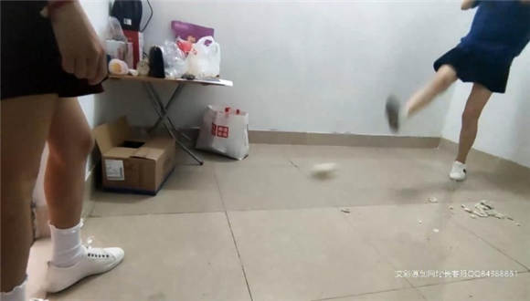 图片[6]_小鱼姐姐和雯雯小白鞋踢踩馒头砸中摄影_绳缚吧