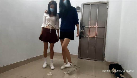图片[8]_小鱼姐姐和雯雯小白鞋踢踩馒头砸中摄影_绳缚吧