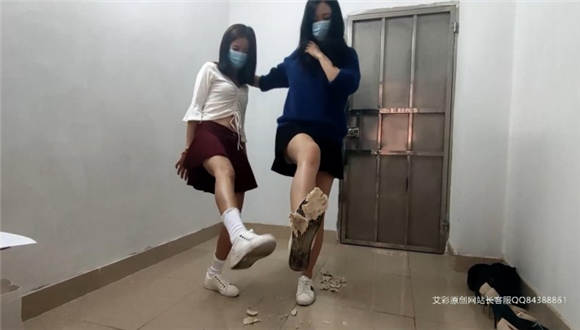 图片[9]_小鱼姐姐和雯雯小白鞋踢踩馒头砸中摄影_绳缚吧