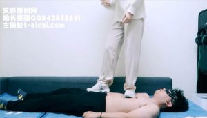 【子怡】全体重踩踏强迫毯子闻鞋_绳缚吧
