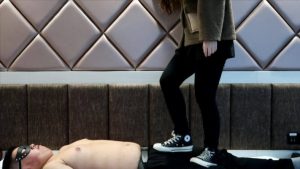 【子怡】匡威全体重踩踏强迫毯子舔鞋底_绳缚吧