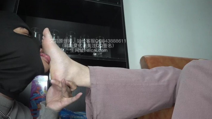 图片[2]_【樱女王】小刘同学脚下的贱奴老师，陶醉的舔几天没洗的臭脚丫！_绳缚吧