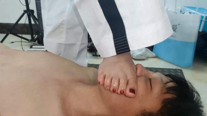 图片[3]_【广州小鱼女神】柔道鱼爹欺负师弟，羞辱小学弟闻脚闻胯，腿绞深喉小学弟 YC-230502_绳缚吧
