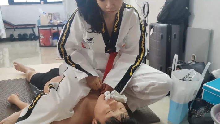 图片[4]_【广州小鱼女神】柔道鱼爹欺负师弟，羞辱小学弟闻脚闻胯，腿绞深喉小学弟 YC-230502_绳缚吧