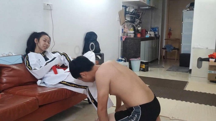 图片[11]_【广州小鱼女神】柔道鱼爹欺负师弟，羞辱小学弟闻脚闻胯，腿绞深喉小学弟 YC-230502_绳缚吧