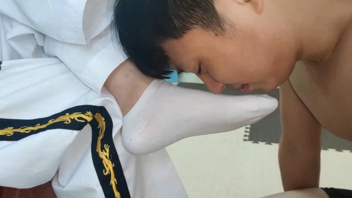 图片[12]_【广州小鱼女神】柔道鱼爹欺负师弟，羞辱小学弟闻脚闻胯，腿绞深喉小学弟 YC-230502_绳缚吧