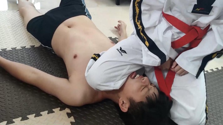 图片[16]_【广州小鱼女神】柔道鱼爹欺负师弟，羞辱小学弟闻脚闻胯，腿绞深喉小学弟 YC-230502_绳缚吧