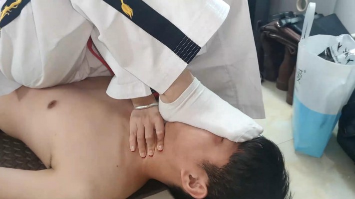 图片[17]_【广州小鱼女神】柔道鱼爹欺负师弟，羞辱小学弟闻脚闻胯，腿绞深喉小学弟 YC-230502_绳缚吧