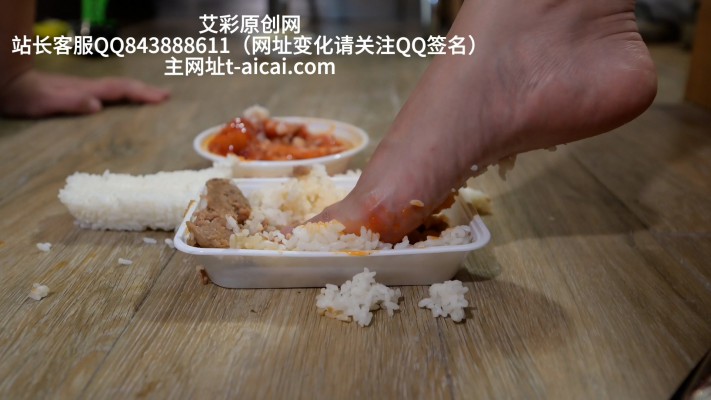 女神超细金属高跟全体重踩踏贱狗，踩出紫色鞋跟印，脚喂食 YC-230509-5_绳缚吧