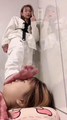 图片[2]_【LAPAPA女M】学生jk母畜被不良少女初柒当做沙袋踩脸 上脚_绳缚吧
