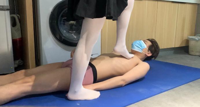 萝莉酱 小云白丝踩爆贱狗_绳缚吧
