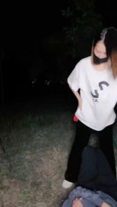 【小笑魔】户外抓住偷瓜狗虐打-小白鞋踩/捆绑/骑马 bf28560_绳缚吧