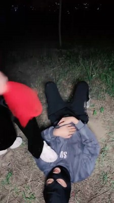图片[2]_【小笑魔】户外抓住偷瓜狗虐打-小白鞋踩/捆绑/骑马 bf28560_绳缚吧