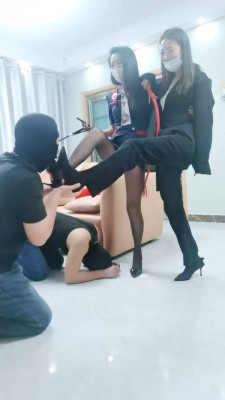 图片[4]_【萝卜S】双S空姐下班训双狗-鞭打/遛狗爬行/捆绑脚鞋插嘴 bf28760_绳缚吧
