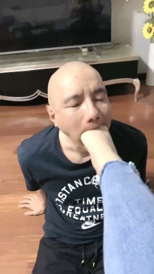图片[8]_【魅儿S】狠抽耳光/小白鞋踩狗/裸足踩头插嘴/喝圣水口水 bf28763_绳缚吧