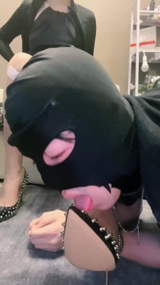 【琪琪大人】铆钉高跟调狗舔/踢裆 bf28748_绳缚吧