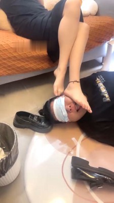 图片[6]_【玥野兔】裸足踩踏脚耳光/闻皮鞋/舔鞋底 bf28756_绳缚吧