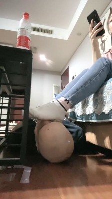 图片[2]_【魅儿S】家奴伺候吃饭-桌下小白鞋棉袜踩狗 bf28762_绳缚吧