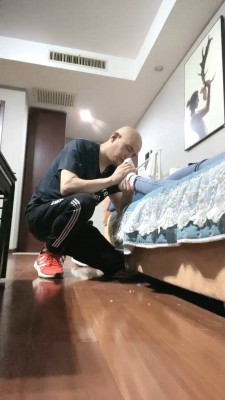 图片[4]_【魅儿S】家奴伺候吃饭-桌下小白鞋棉袜踩狗 bf28762_绳缚吧