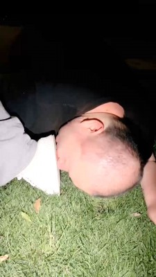 图片[12]_【uuu】户外惩罚猥琐大叔-小白鞋踩舔/骑马爬行/白袜塞嘴/脚插嘴 bf28770_绳缚吧