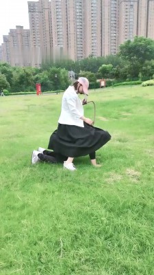 图片[3]_【美容院S】户外公园遛-狗爬行/舔白鞋/叼鞋叼丝袜/鞭子抽 bf28729_绳缚吧