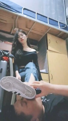 图片[2]_【嘉妮】女生寝室犯贱-舔脏鞋原味丝袜脚/强制闻鞋窝/全体重踩 bf28613_绳缚吧