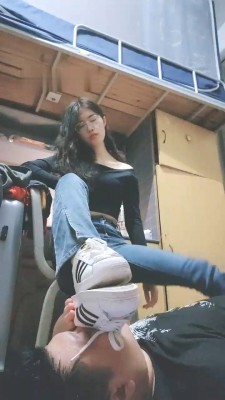 图片[3]_【嘉妮】女生寝室犯贱-舔脏鞋原味丝袜脚/强制闻鞋窝/全体重踩 bf28613_绳缚吧