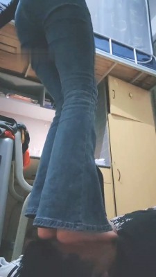 图片[9]_【嘉妮】女生寝室犯贱-舔脏鞋原味丝袜脚/强制闻鞋窝/全体重踩 bf28613_绳缚吧