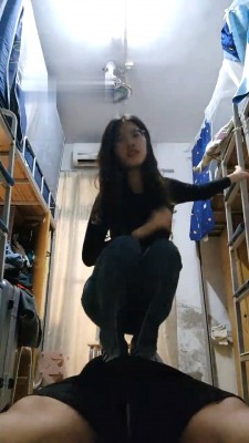【素人星探】偷溜女生宿舍被虐-白袜踩/骑马/深喉/虐乳/舔鞋 bf28632_绳缚吧