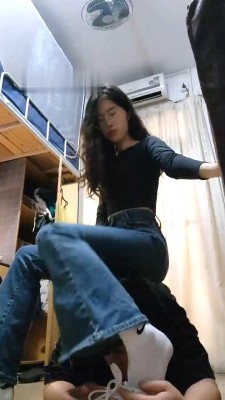图片[4]_【素人星探】偷溜女生宿舍被虐-白袜踩/骑马/深喉/虐乳/舔鞋 bf28632_绳缚吧