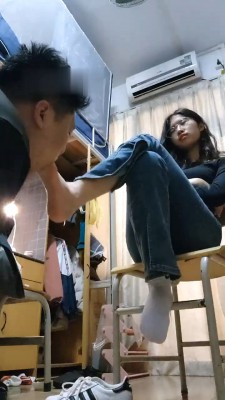 图片[11]_【素人星探】偷溜女生宿舍被虐-白袜踩/骑马/深喉/虐乳/舔鞋 bf28632_绳缚吧