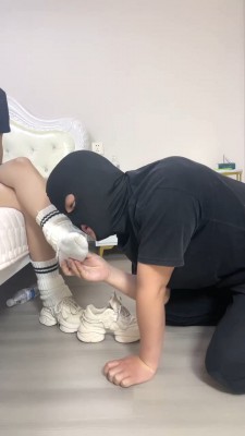 图片[2]_【阿昆】学生主-竖中指鄙视/全体重踩/舔运动鞋白袜/臭脚捂脸 bf28593_绳缚吧