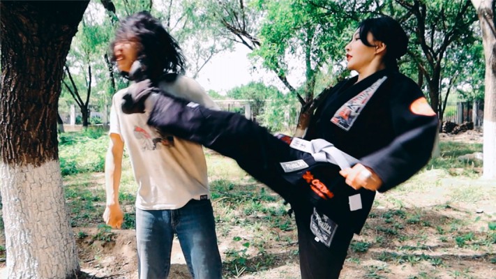 【冰时代】野外踹脸踢死偷窥者冰果棍_绳缚吧