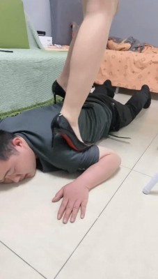 图片[2]_【楠茵大大】重惩-高跟鞋/运动鞋踩跺踢 bf29087_绳缚吧