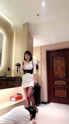 【简一】御姐范黑丝高跟踩踏喂食/口吐食物/闻香水发骚 bf29160_绳缚吧