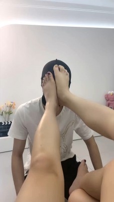 【伊诺】带闺蜜提档/踩踏/棉袜脚捂脸 bf29152_绳缚吧
