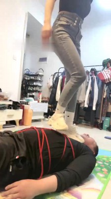 图片[5]_【妲己S】重刑-五花大绑虐打-耳光/运动鞋踩踏/虐乳/掐脖 bf28927_绳缚吧