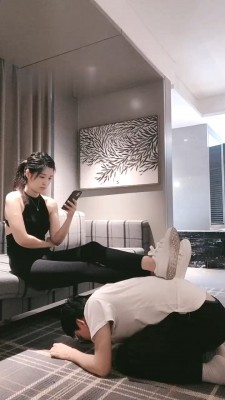 【聆彤】晨跑后虐狗-脚垫/黑船袜脚耳光/头顶鞋惩罚 bf28942_绳缚吧