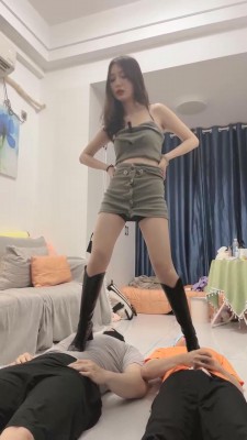 图片[8]_【尤物】鞭训双奴舔靴伺候/踩踏踩脖/骑马/口水喷脸/深喉 bf28786_绳缚吧