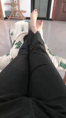 图片[4]_【奈奈s】舔粉色运动鞋/棉袜脚踩踏/虐乳/当脚垫 bf28828_绳缚吧