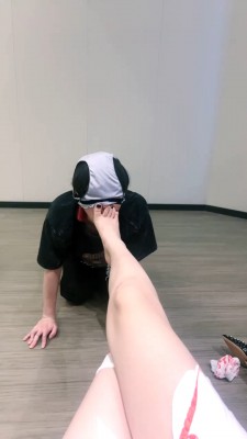 图片[5]_【琪琪大人】内裤套头舔白丝/人体座椅/踩踏掐辱/臭脚捂脸 bf28886_绳缚吧