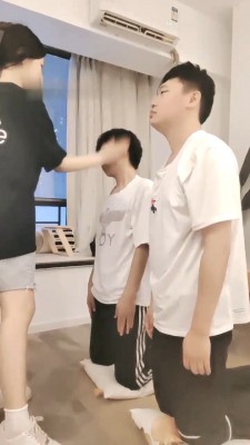 【欣欣】双奴-吃口水-小白鞋踩踏-转胯闻臭鞋/吃白袜/插嘴 bf28899_绳缚吧