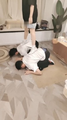 图片[2]_【欣欣】双奴-吃口水-小白鞋踩踏-转胯闻臭鞋/吃白袜/插嘴 bf28899_绳缚吧