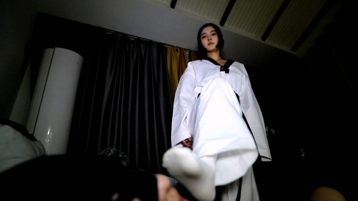 图片[12]_【芊芊】跆拳道女主臭脚白袜爆踢活靶母狗_绳缚吧