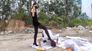 广州小鱼女神户外黑丝高跟踩食物贱狗跪吃，用奴的衣服给主人擦鞋 YC-230611_绳缚吧