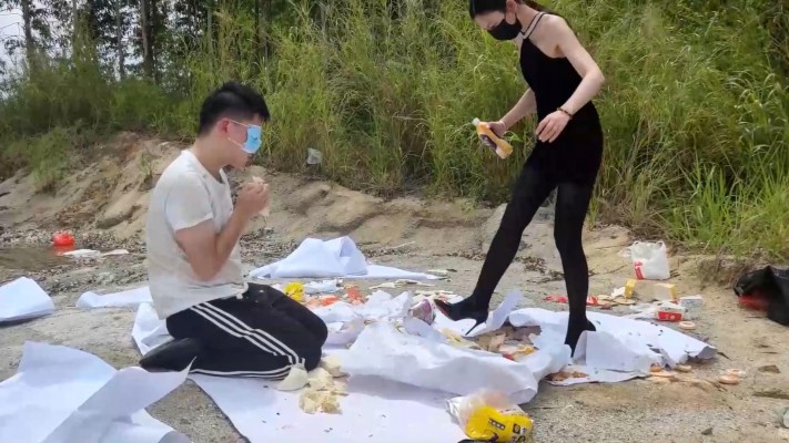 图片[5]_广州小鱼女神户外黑丝高跟踩食物贱狗跪吃，用奴的衣服给主人擦鞋 YC-230611_绳缚吧
