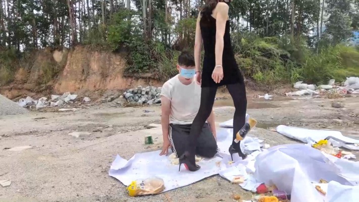 图片[6]_广州小鱼女神户外黑丝高跟踩食物贱狗跪吃，用奴的衣服给主人擦鞋 YC-230611_绳缚吧