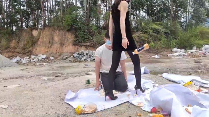 图片[7]_广州小鱼女神户外黑丝高跟踩食物贱狗跪吃，用奴的衣服给主人擦鞋 YC-230611_绳缚吧