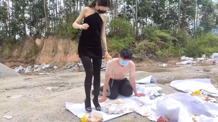 图片[9]_广州小鱼女神户外黑丝高跟踩食物贱狗跪吃，用奴的衣服给主人擦鞋 YC-230611_绳缚吧